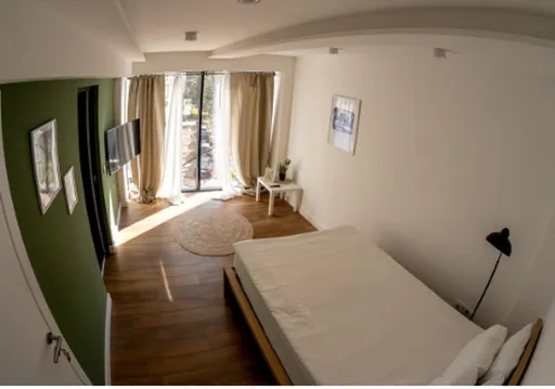 Soba u apartmanu klinike sa bračnim krevetom