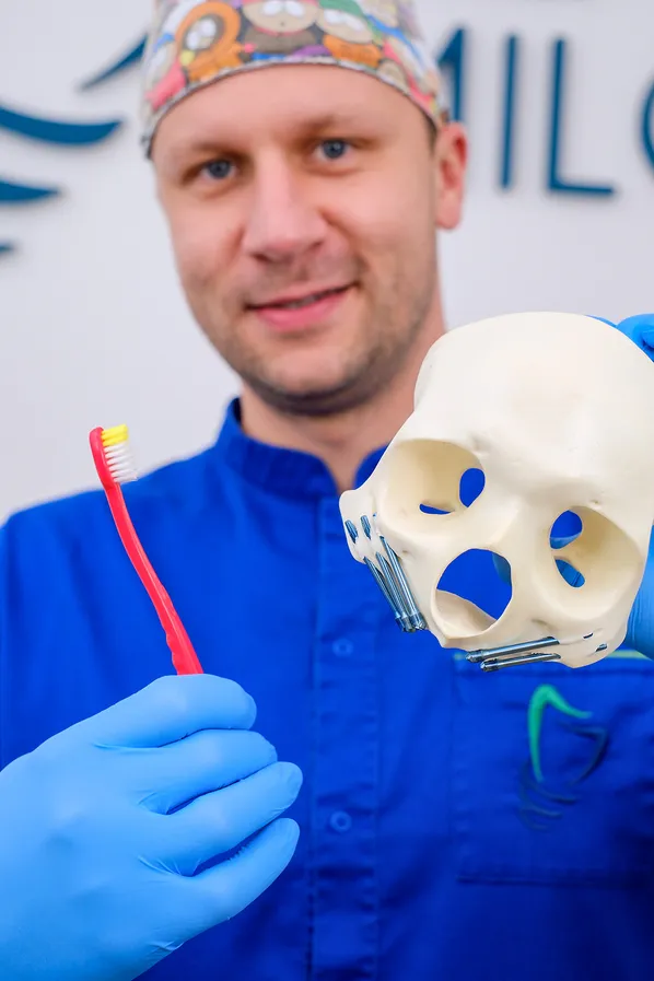 Dr Filip Milošević drži model lobanje