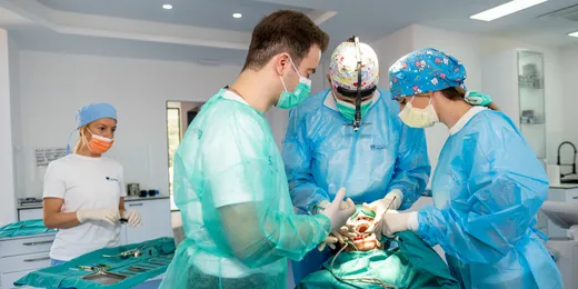Hirurški tim tokom intervencije u novoj klinici